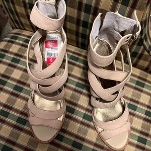 BEBE CREAM LEATHER STAPPY HEELS; 8